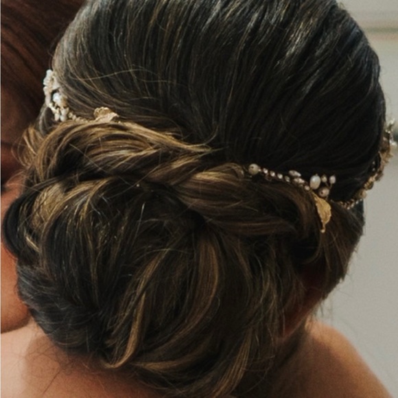Delicate Wedding hairpiece - gold with pearls main image 4